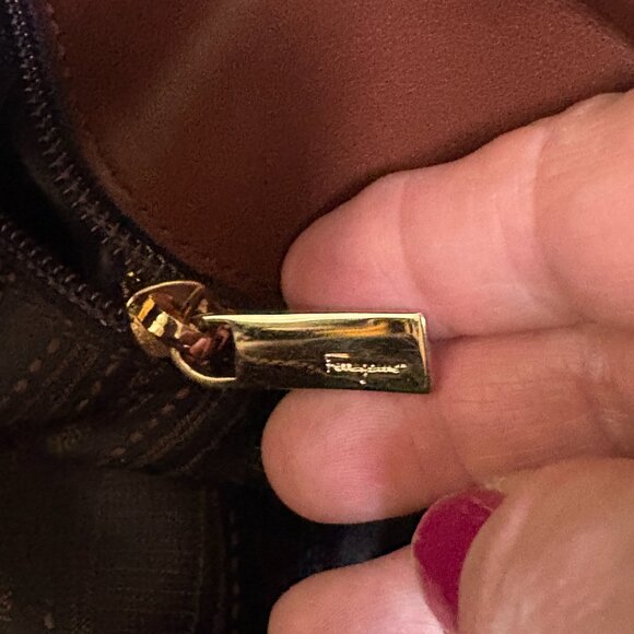 Ferragamo Gancini Brown Leather Shoulder Bag W Gold Hardwear Sz Med $3400 - Picture 4 of 16